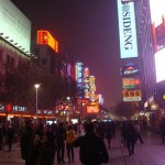 Artère commerçante de Nanjing Road à Shanghai