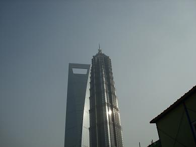 La tour Jinmao sur la droite et le centre de finance sur la gauche - shanghai