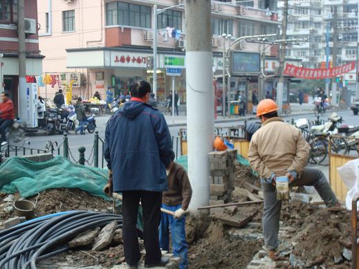 des travailleurs à Shanghai dans les travaux publics