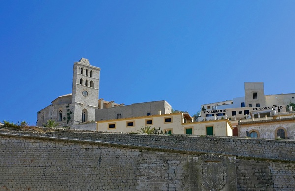 La vieille ville d'Ibiza avec les remparts au premier plan