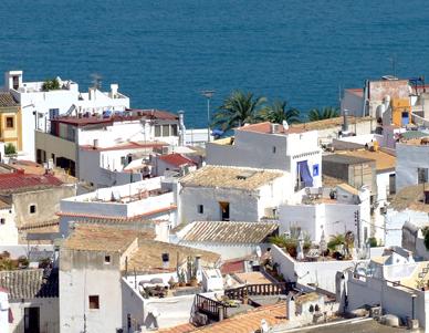 Une vue du quartier de Sa Penya avec la mer en arrière plan